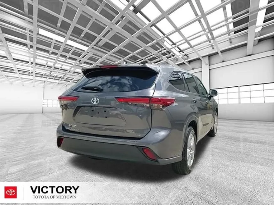 2023 Toyota Highlander LE photo 1