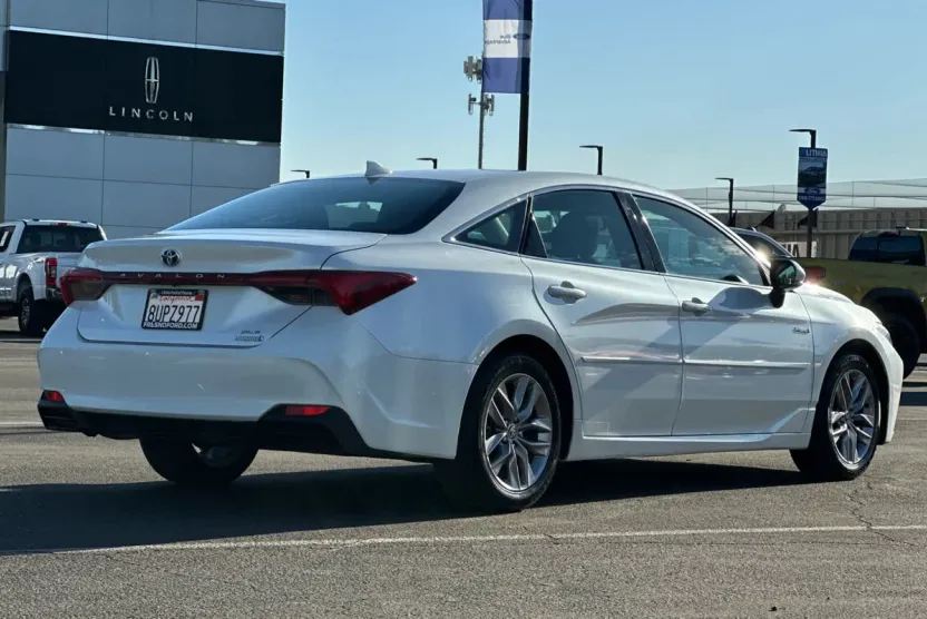 2021 Toyota Avalon Hybrid XLE photo 1