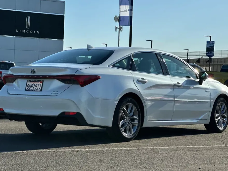 2021 Toyota Avalon Hybrid XLE photo 1