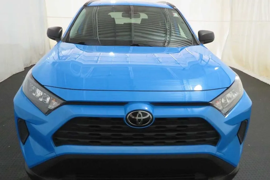 2020 Toyota RAV4 LE photo 1