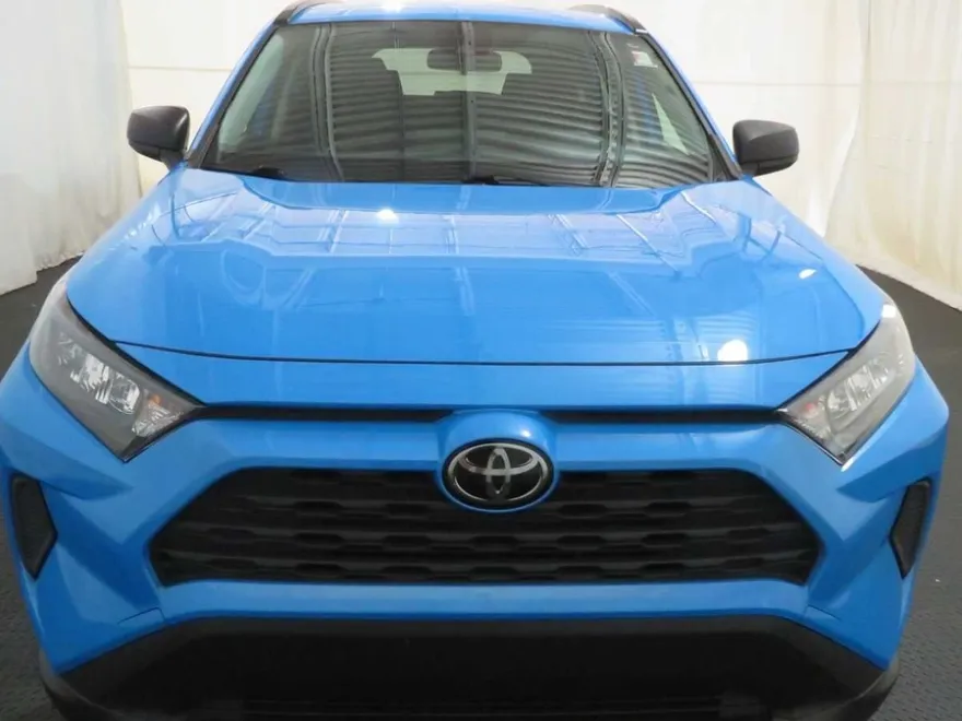 2020 Toyota RAV4 LE photo 1