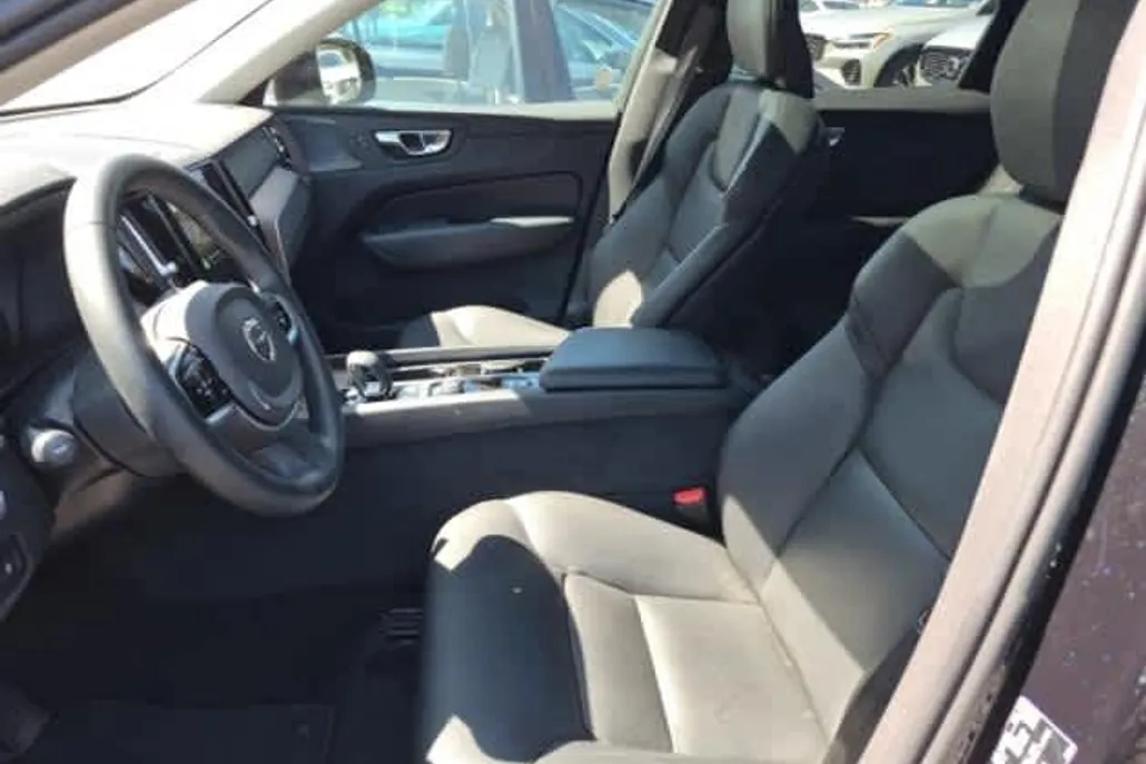 2023 Volvo XC60 Recharge Hybrid Plus photo 1