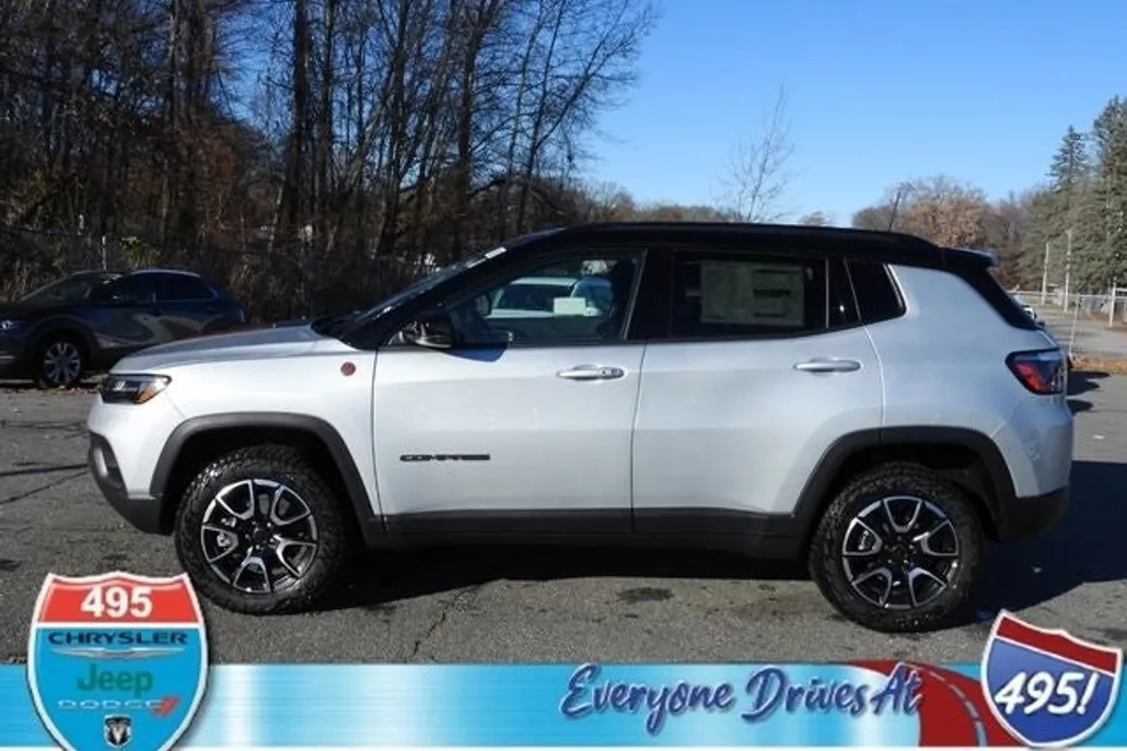 2025 Jeep Compass Trailhawk photo 1