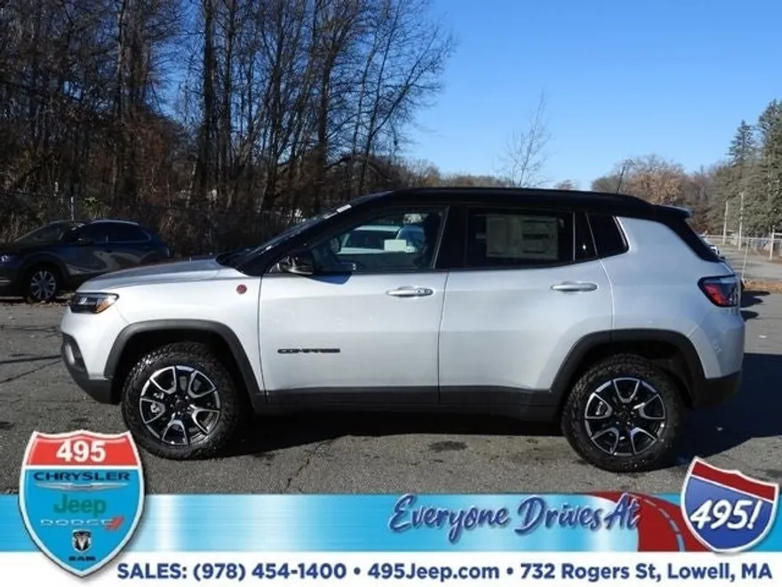 2025 Jeep Compass Trailhawk photo 1
