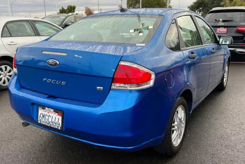 2010 Ford Focus SE photo 1