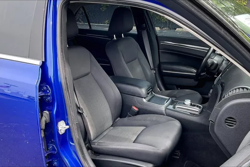 2019 Chrysler 300 Touring photo 1