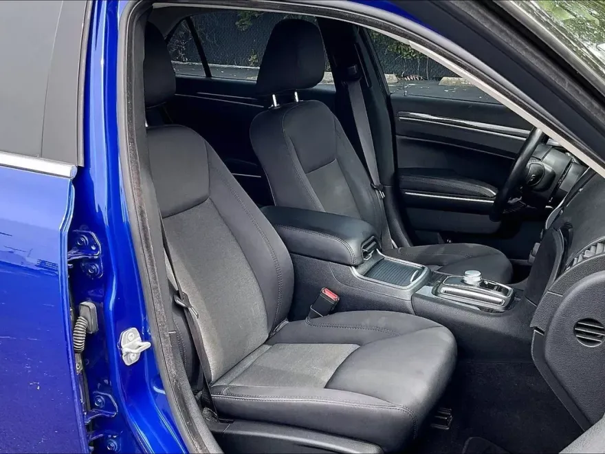 2019 Chrysler 300 Touring photo 1