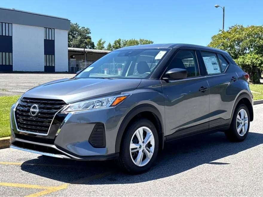 2025 Nissan Kicks Play S photo 1