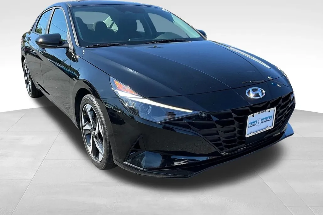 2023 Hyundai Elantra SEL photo 1