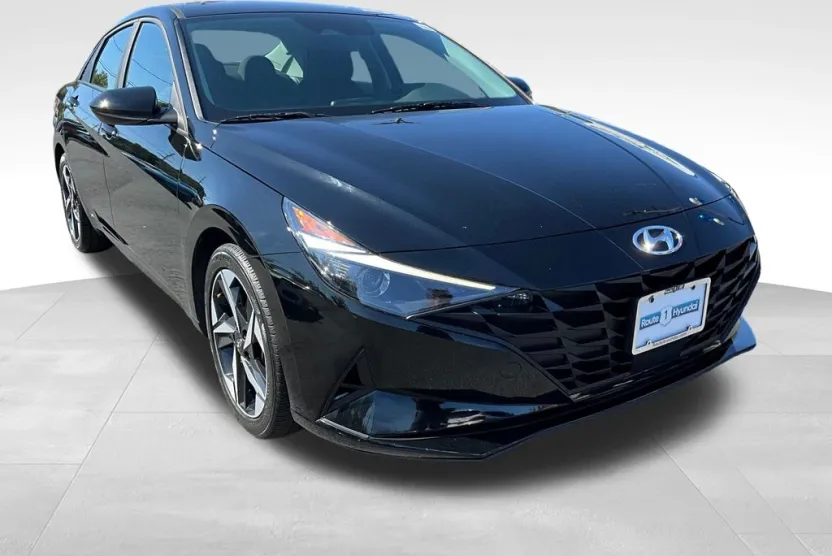 2023 Hyundai Elantra SEL photo 1