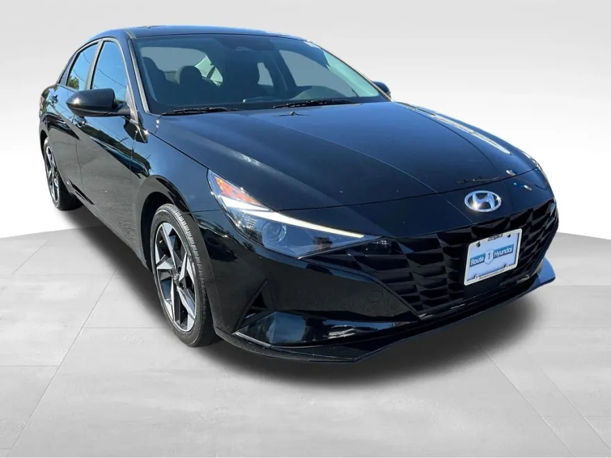 2023 Hyundai Elantra SEL photo 1