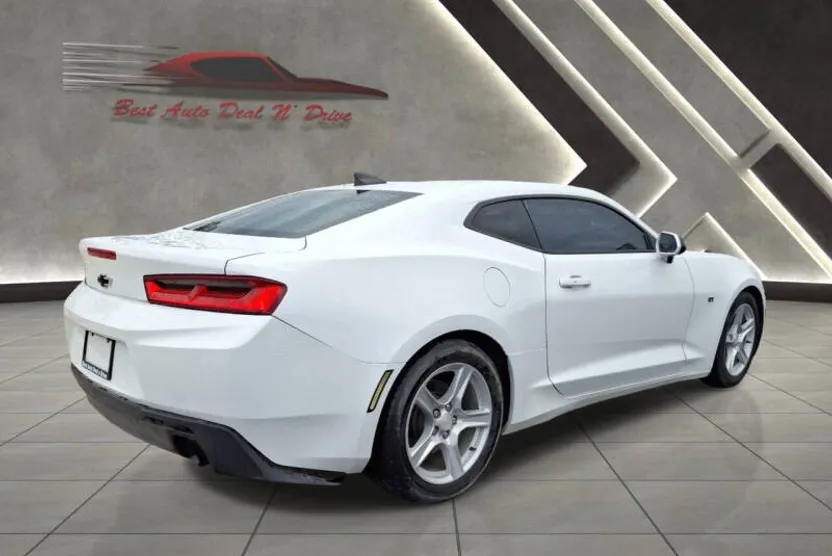 2017 Chevrolet Camaro Coupe 1LT photo 1