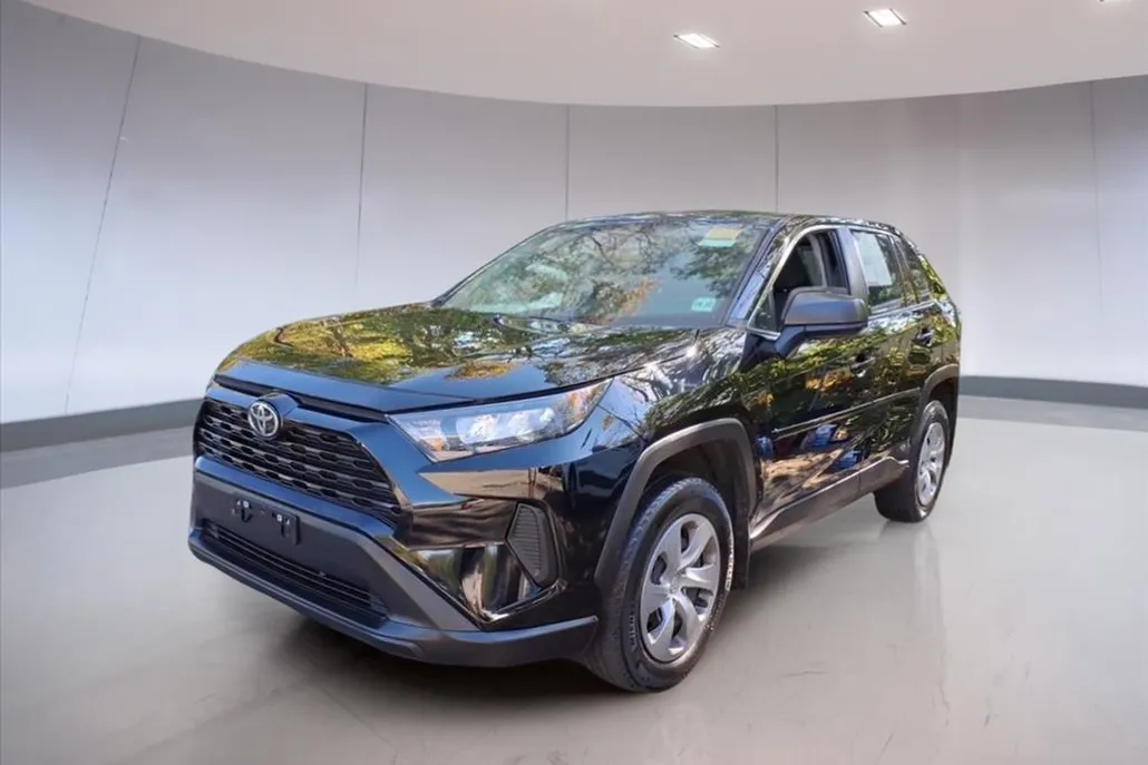 2022 Toyota RAV4 LE photo 1