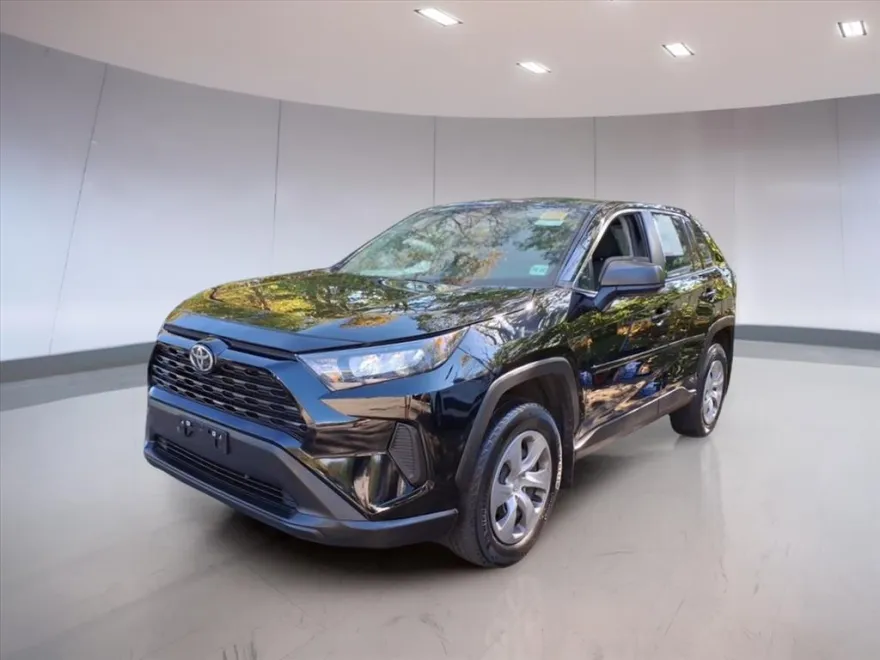 2022 Toyota RAV4 LE photo 1