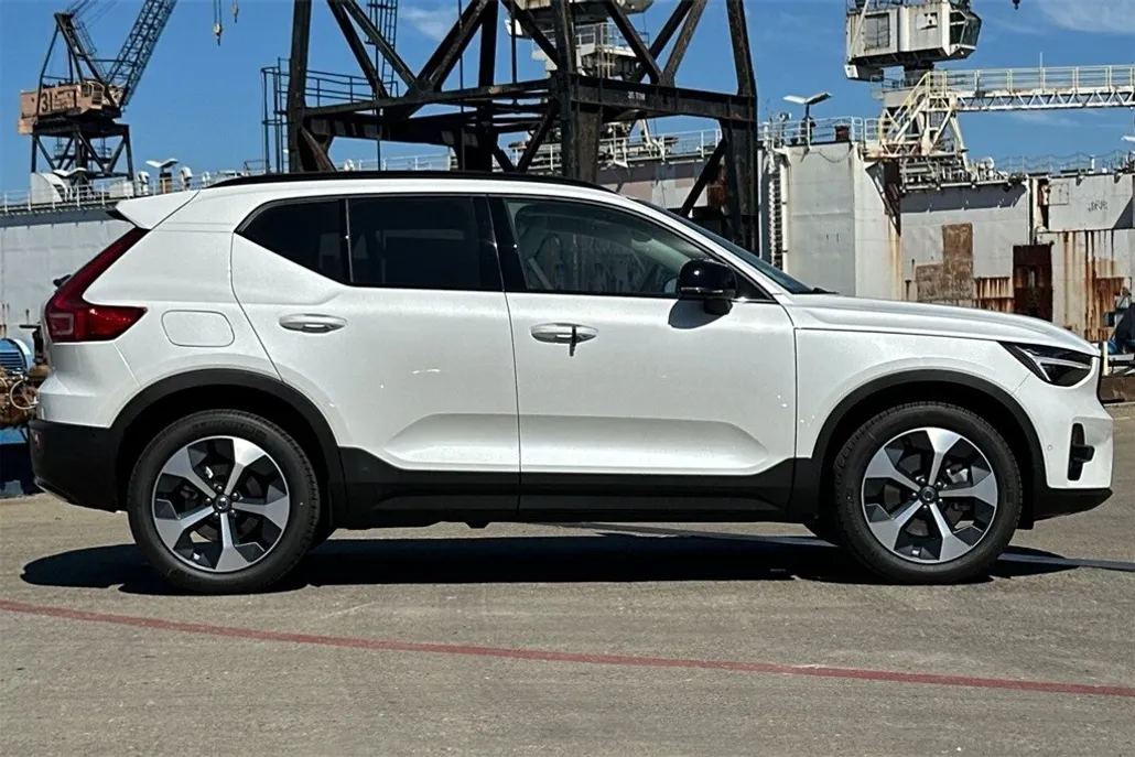 2026 Volvo XC40 AWD Plus photo 1