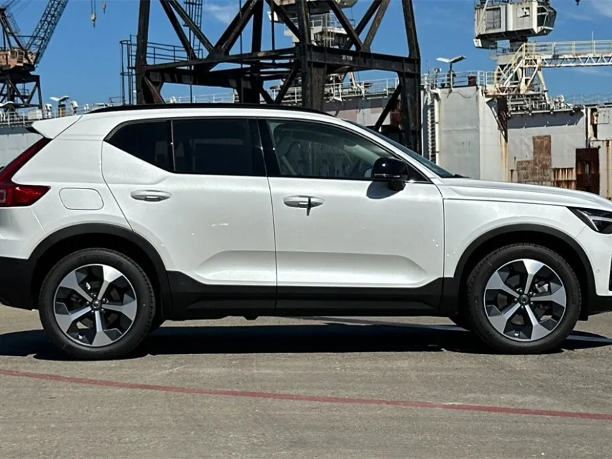2026 Volvo XC40 AWD Plus photo 1