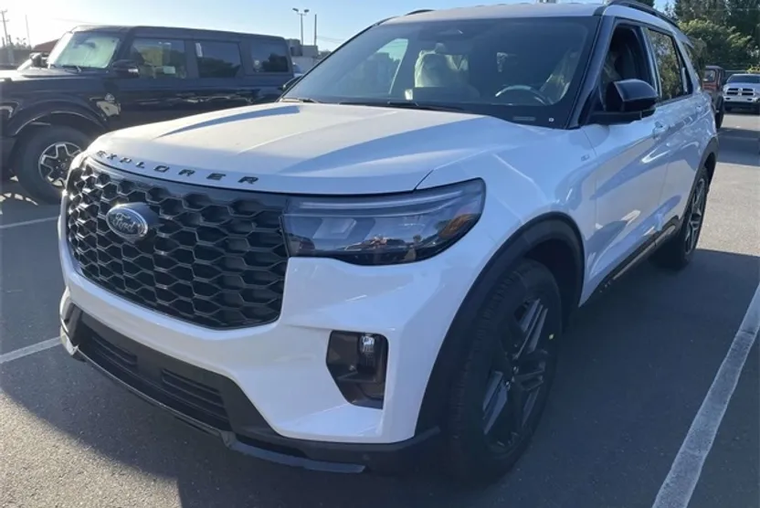 2025 Ford Explorer ST-Line photo 1