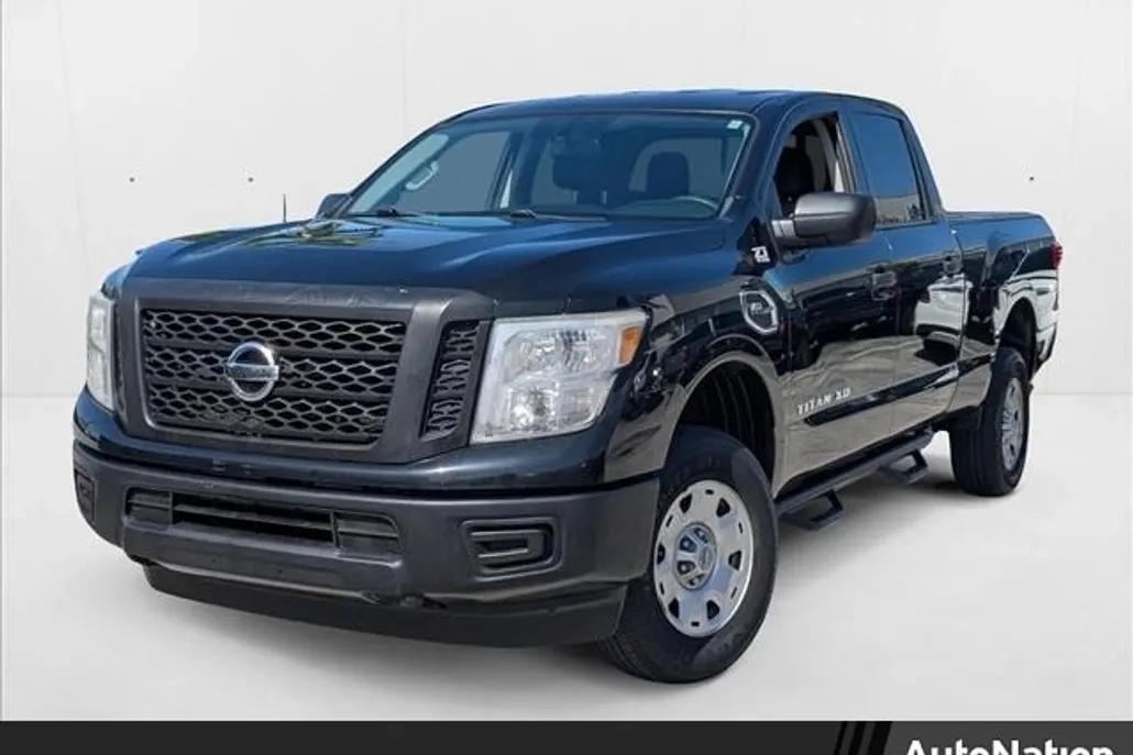 2017 Nissan Titan Crew Cab S photo 1