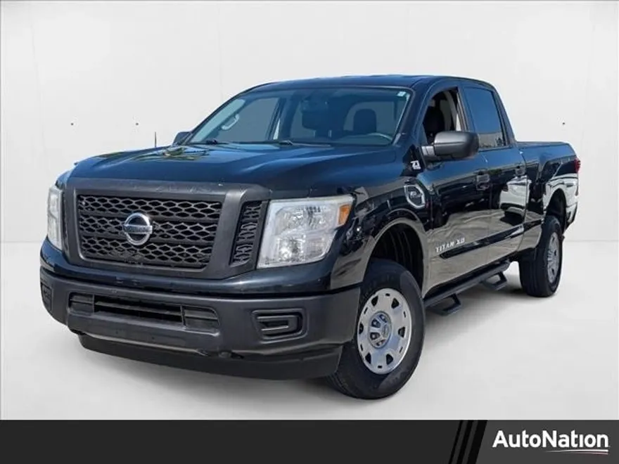 2017 Nissan Titan Crew Cab S photo 1