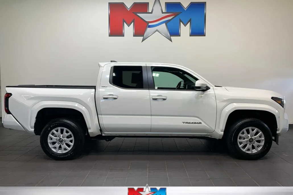 2024 Toyota Tacoma SR5 photo 1