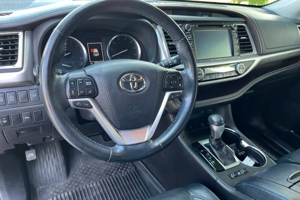 2017 Toyota Highlander Limited photo 1