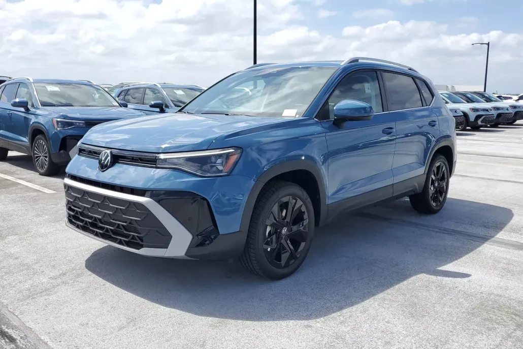 2025 Volkswagen Taos SE photo 1