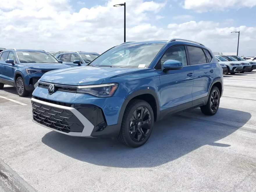 2025 Volkswagen Taos SE photo 1