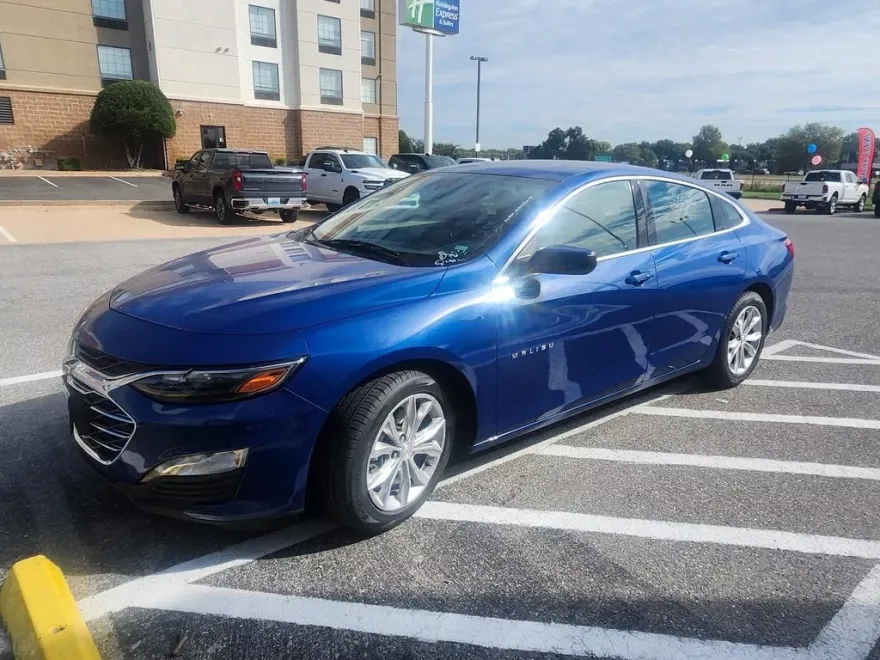 2023 Chevrolet Malibu 1LT photo 1