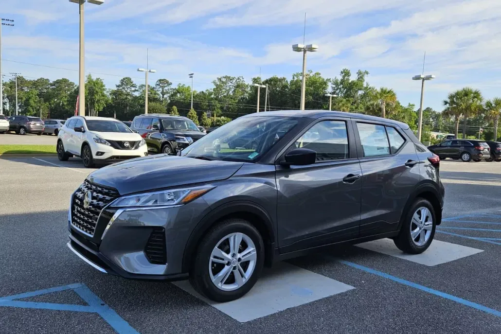 2025 Nissan Kicks Play S photo 1