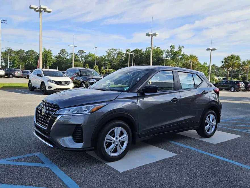 2025 Nissan Kicks Play S photo 1