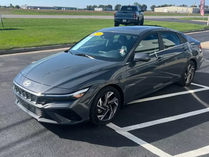 2024 Hyundai Elantra Limited photo 1