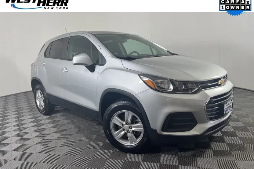 2022 Chevrolet Trax LS photo 1