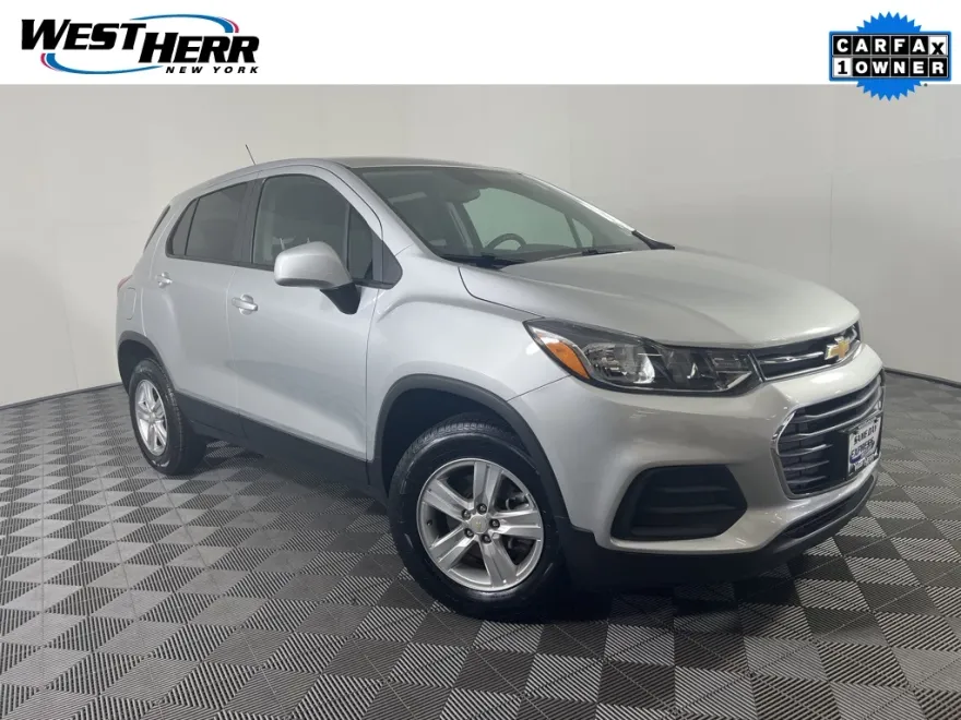 2022 Chevrolet Trax LS photo 1