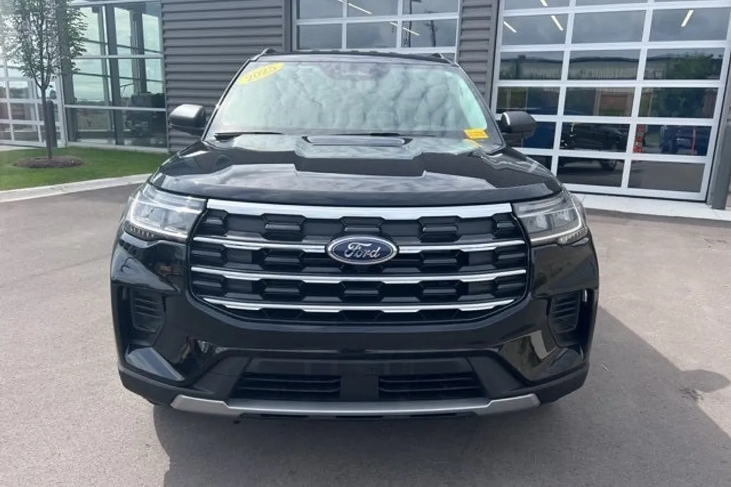 2025 Ford Explorer photo 1
