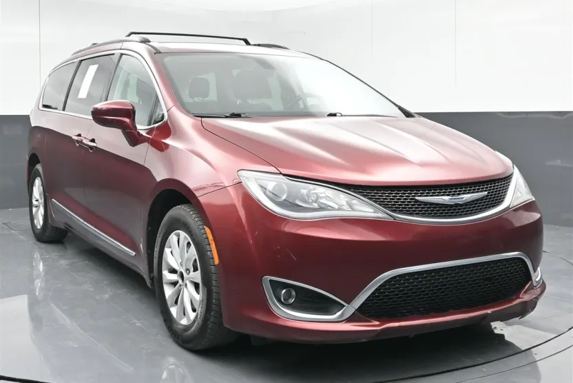 2017 Chrysler Pacifica Touring L photo 1