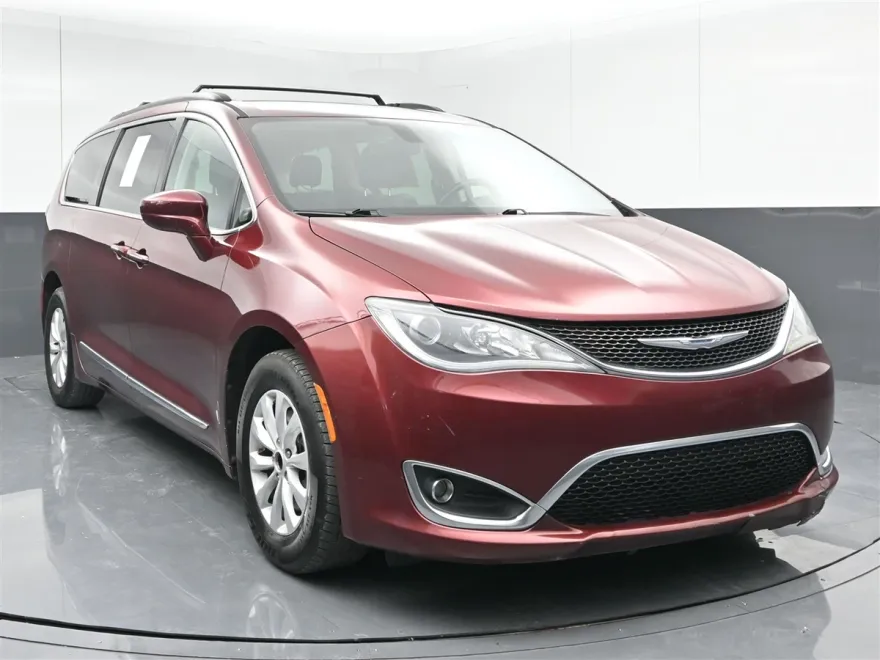 2017 Chrysler Pacifica Touring L photo 1