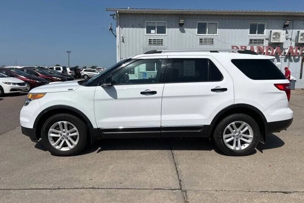 2015 Ford Explorer XLT photo 1
