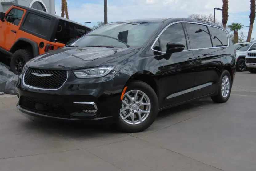 2025 Chrysler Pacifica photo 1