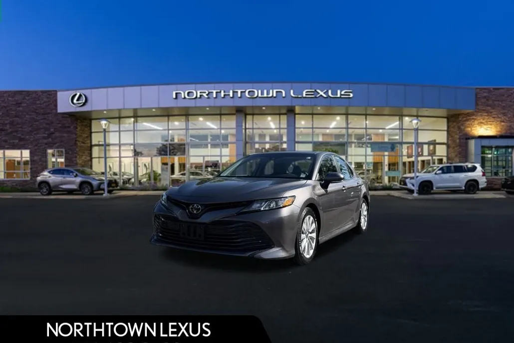 2018 Toyota Camry LE photo 1
