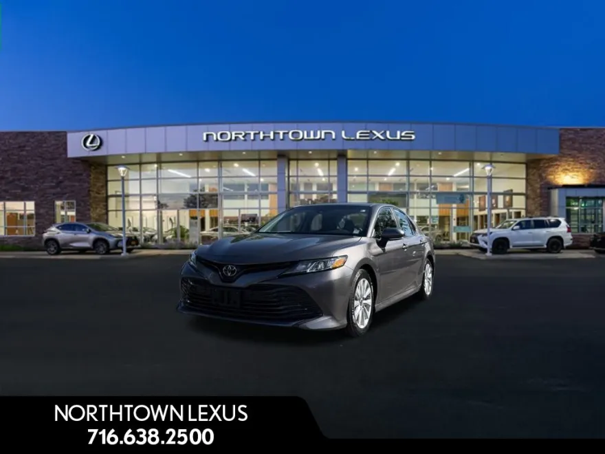 2018 Toyota Camry LE photo 1