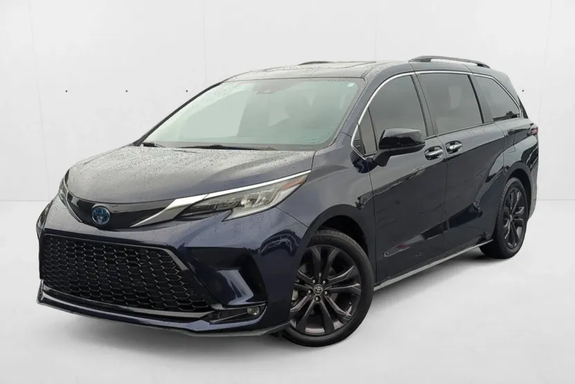 2022 Toyota Sienna XSE photo 1
