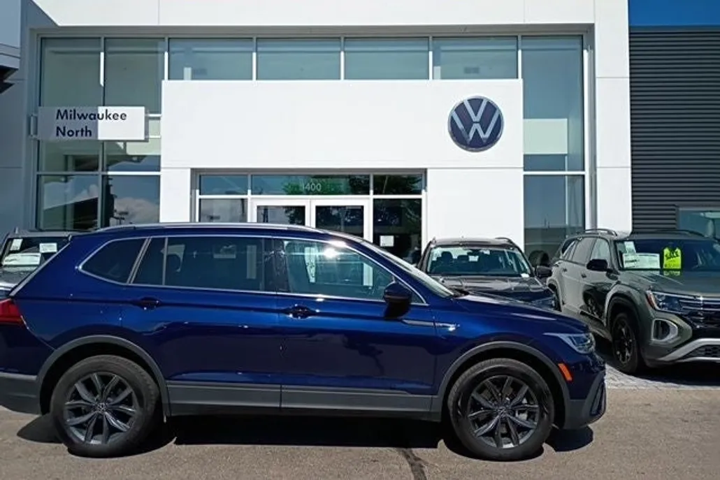 2023 Volkswagen Tiguan SE photo 1