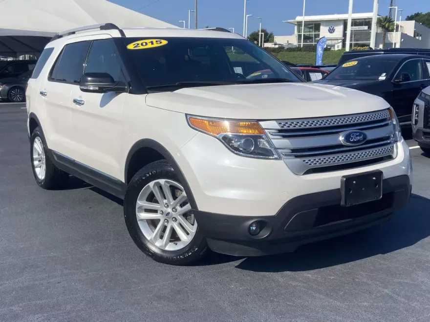 2015 Ford Explorer XLT photo 1