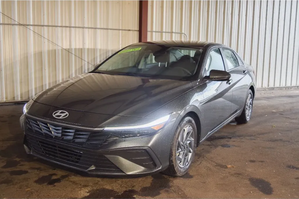 2024 Hyundai Elantra SEL photo 1