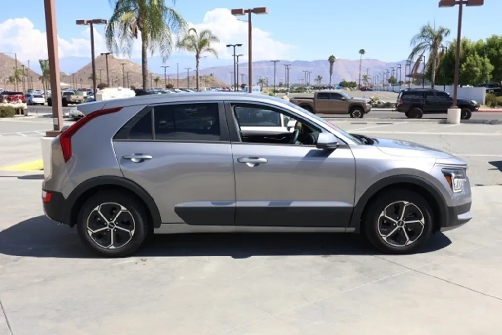 2023 Kia Niro LX photo 1