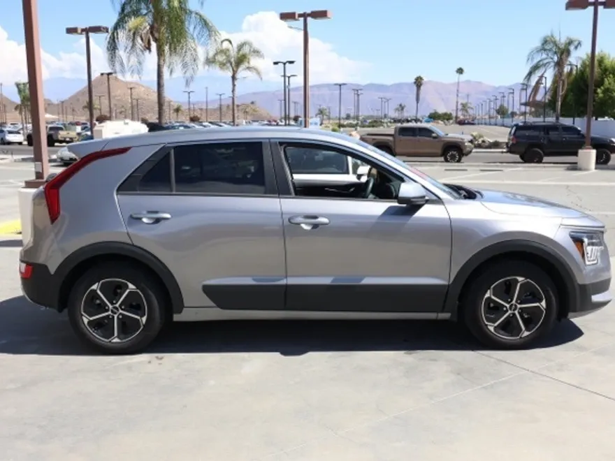 2023 Kia Niro LX photo 1