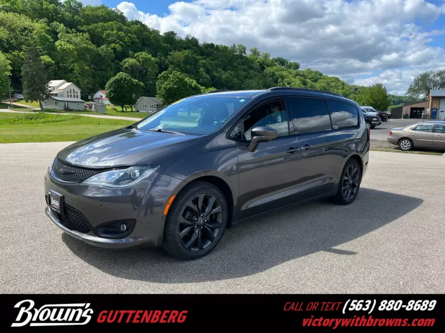 2018 Chrysler Pacifica Touring L photo 1