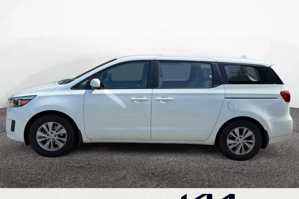 2016 Kia Sedona L photo 1