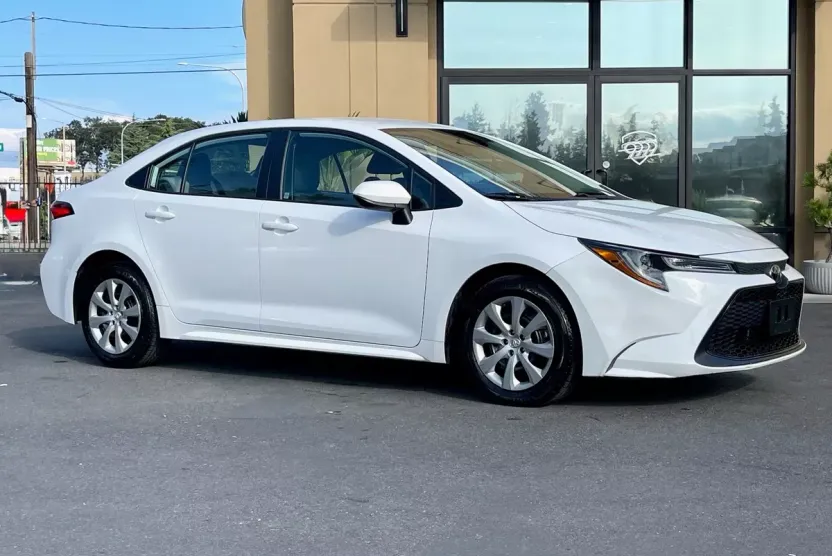 2020 Toyota Corolla LE photo 1