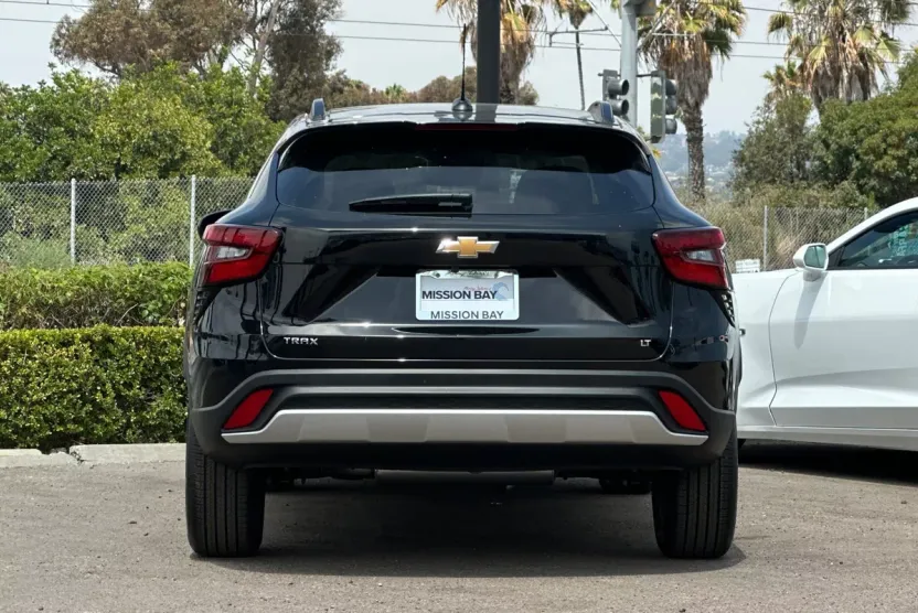 2025 Chevrolet Trax LT photo 1